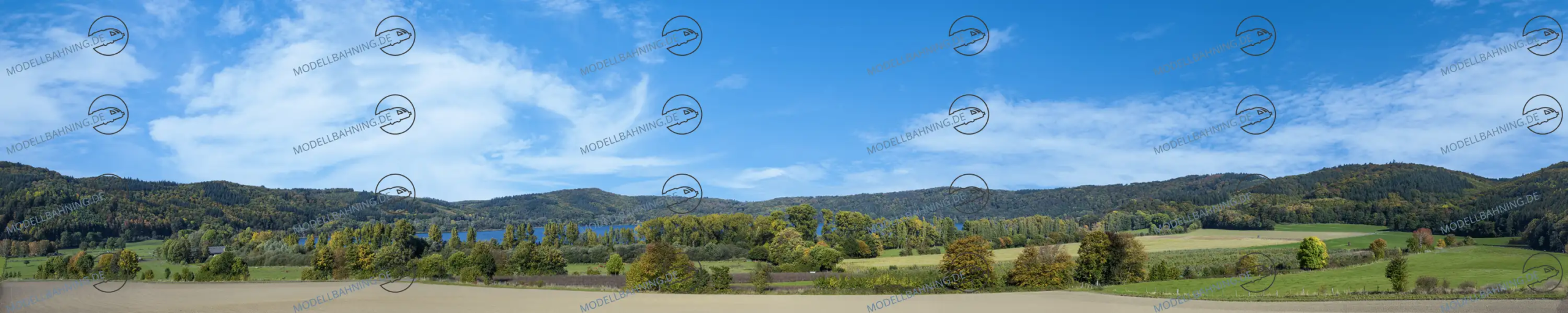 Modellbahnhintergrund "Eifel" mit Vulkaneifel-Maar, gepflügten Feldern, Wanderwegen und Bänken, 450 cm breit, endlos erweiterbar