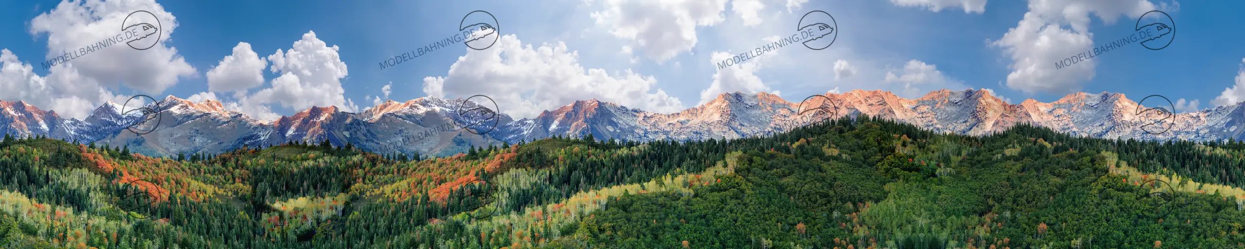 Endlos-Modellbahn-Kulisse: Wald berge und Himmel