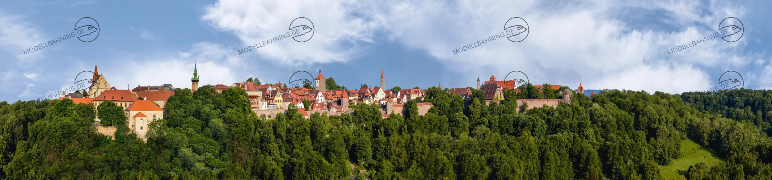 Modellbahn Hintergrund mit mittelalterlicher Stadt Rothenburg auf einem Hügel.