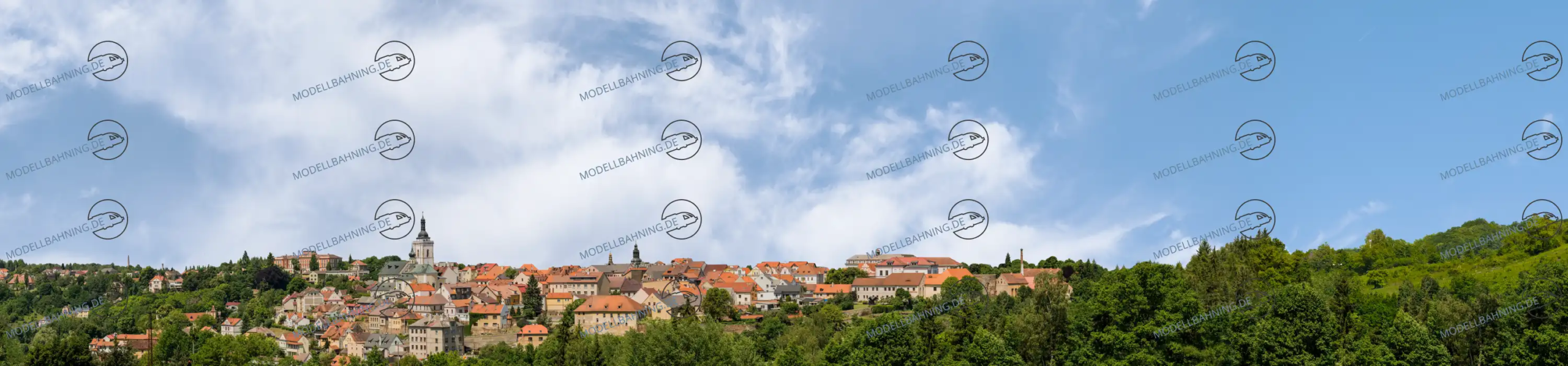 Modellbahn-Kulisse zeigt eine Kleinstadt, ähnlich DDR oder Osten