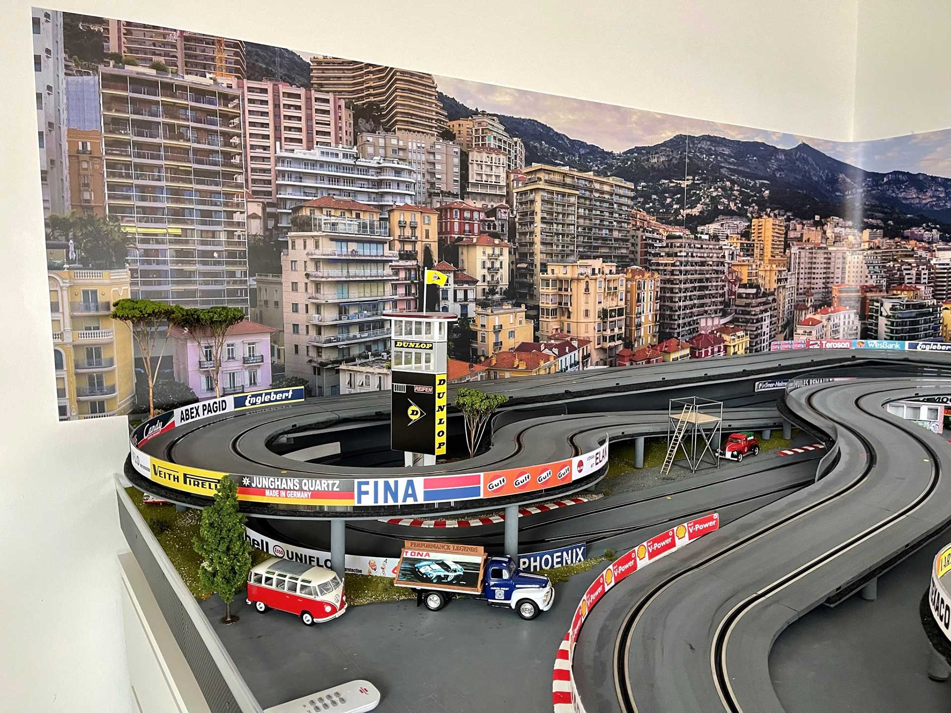 Das Bild zeigt eine Carrerabahn mit dem Hintergrund Monaco
