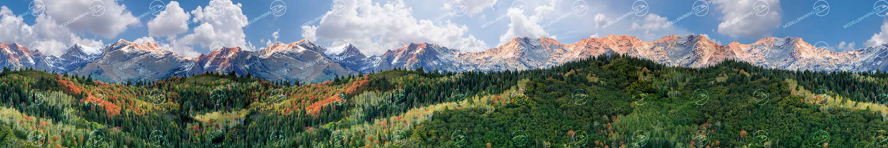 Endlos-Modellbahn-Kulisse: Wald berge und Himmel